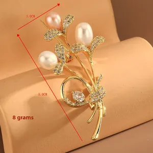 Detailansicht einer floralen Brosche mit Zirkonia und Süßwasserperlen, 5x3cm