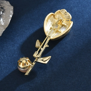 Elegante spilla a tulipano in madreperla con perla d'acqua dolce su velluto blu