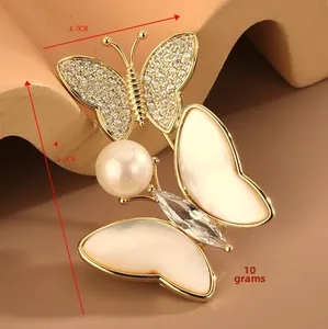 Vue détaillée de la broche papillon en nacre avec perles et accents de diamants