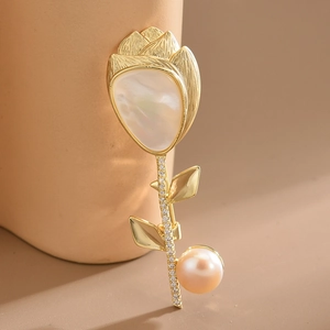 Elegante spilla a tulipano dorata con petali in madreperla e perla rosa da donna