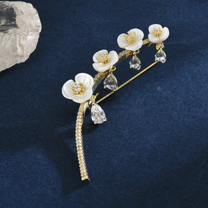Elegant white shell flower brooch with gold plating and zircon pear-shaped pendants