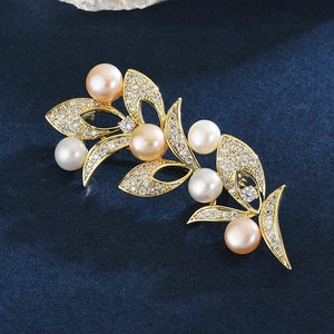 Spilla elegante a foglia con zirconi e perle d'acqua dolce rosa su sfondo blu navy