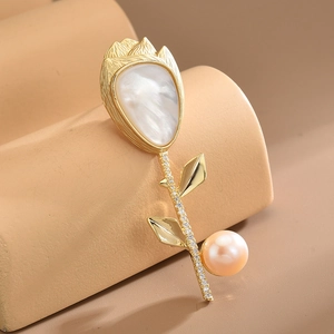 Elegante Spilla a Forma di Fiore di Tulipano per Donna in Rame Placcato Oro Con Madreperla Zirconia e Perla de Agua Dulce Rosa