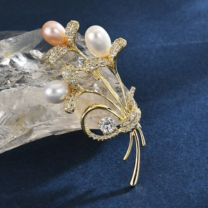 Eleganter Gold-Blumen-Brosche mit Süßwasserperlen und glänzenden Zirkonia-Steinen