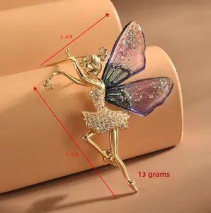 Détail de la broche fée avec zircons et ailes violettes mesurant 4,4 cm sur 5,3 cm