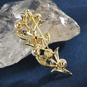 Elegante spilla a foglia dorata con perle e cristalli di zircone vista dal retro