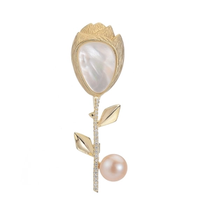 Elegante spilla a tulipano dorata con petali in madreperla e perla d'acqua dolce rosa
