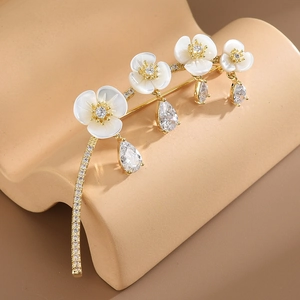 Copper White Shell Flower Brooch With Micro-Inlaid Rhinestone Elegant Floral Suit Pin Corsage Fashion Jewelry For Women