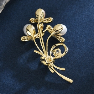 Elegante goldene Blumenbrosche mit Süßwasserperlen und Zirkonia auf Samt