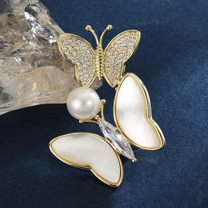 Broche papillon élégante avec ailes en nacre et perles sur monture dorée raffinée