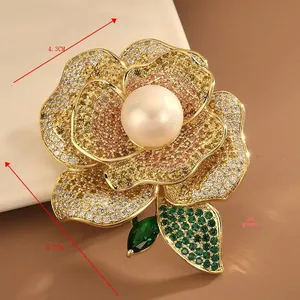 Vue détaillée de la broche fleur camélia en zircon avec perle et feuilles vertes
