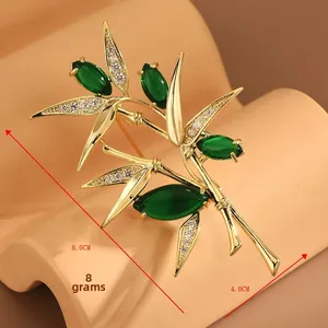 Détail montrant les dimensions 6x4cm de la broche bambou avec zircon vert
