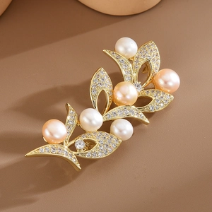 Elegante spilla a foglia dorata con perle d'acqua dolce e zirconi brillanti