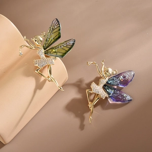 Broche fée avec ailes d'ange et zircons en finitions verte et violette dorée