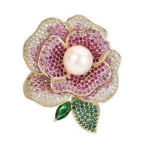 Broche camélia élégante avec perle et zircons multicolores sur base en métal doré
