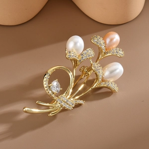 Eleganter Blumen-Goldbrosche mit Süßwasserperlen und Zirkonia-Steinen für Damen