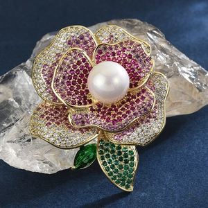 Broche rose élégante avec pétales de zircon colorés et perle sur cristal