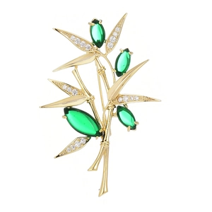 Broche élégante branche de bambou dorée avec cristaux marquise verts et zircons brillants