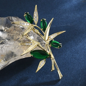Broche bambou dorée ornée de feuilles en zircon vert et de micro-pavés de diamants