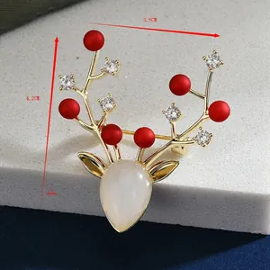 Détails d'une broche renne de Noël avec bois dorés et perles élégantes