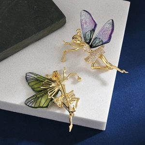 Broche fée avec ailes d'ange, zircons cubiques et ailes scintillantes de luxe