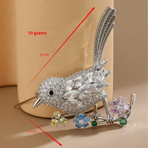 Détail de la broche oiseau avec pierres colorées, dimensions 4,5cm x 3,7cm, poids de 10g