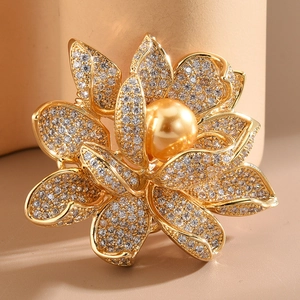 Luxus Lotus Blume Brosche Anstecknadel Für Damen Mikro-Fassung Zirkon Goldene Künstliche Perle Elegante Kupfer Brosche Hochzeit Geschenk