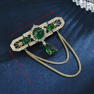 Details einer Vintage-Brosche mit smaragdgrünem Stein und Maßen 5.6cm x 6.3cm mit Quasten