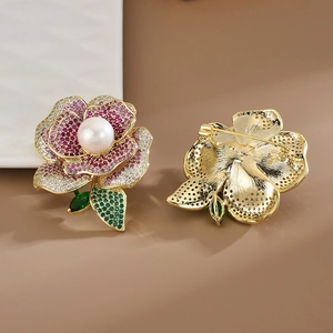 Broche rose élégante avec pétales en zircon rose et perle sur base dorée