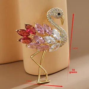 Vue macro détaillée d'une broche flamant rose avec zircons colorés et 5,6 cm de haut