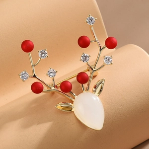 Exquise broche renne doré avec perles rouges et incrustation d'opale blanche en goutte
