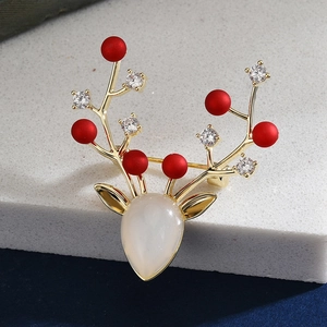 Broche renne dorée exquise avec perle goutte blanche et accents festifs de perles rouges