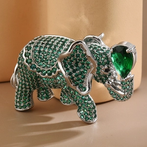 Dettaglio di una spilla a forma di elefante in argento con zirconi verde smeraldo