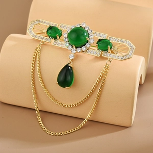 Vintage Goldene Brosche mit grünen Zirkonia Steinen und eleganten Kettasten für Damen