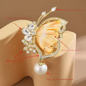 Detailaufnahme der Schmetterlingsbrosche mit Zirkonia, Perlmutt und einer hängenden Perle