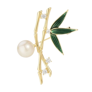 Elegante spilla a forma di foglia di bambù dorata con smalto verde e perla bianca
