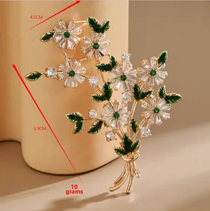 Détail de la broche bouquet de marguerites en cristal et émail, taille 4.5cm x 5.9cm