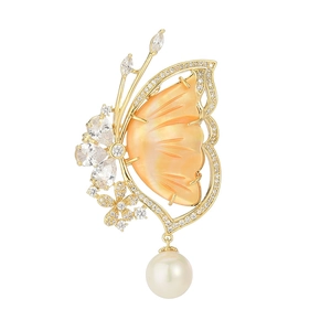 Eleganter Schmetterling-Brosche mit orangen Muschelflügeln, Zirkonia und einer Perle