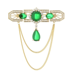 Vintage-Brosche in Gold mit grünen Zirkonia, Quastenkette und Art-Déco-Kristallakzenten