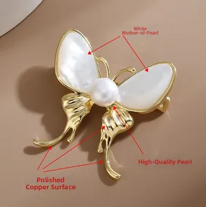 Vue détaillée de la broche papillon avec ailes en nacre et polissage miroir en cuivre