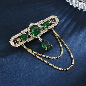 Vintage-Brosche in Gold mit grünen Zirkon-Steinen, Kristallen und eleganten doppelten Metallketten