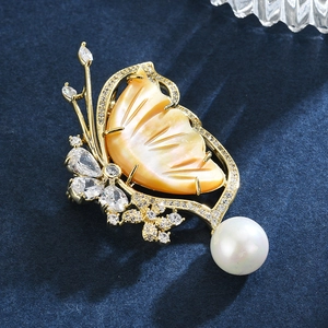 Eleganter Schmetterlings-Brosche aus Gold mit Naturmuschel-Flügeln, Zirkon und Perle