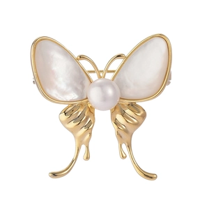 Broche papillon dorée élégante avec nacre blanche naturelle et perle centrale incrustée
