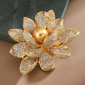 Eleganter 3D-Lotusblumen-Brosche mit weißen Zirkon-Blütenblättern und goldener Perle
