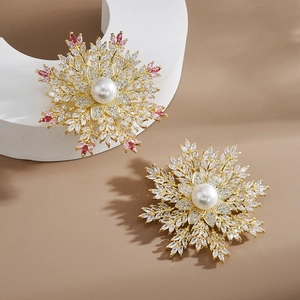 Elegant Snowflake Copper Brooch For Women Inlaid Zirconia Faux Artificial Pearl Winter Fashion Lapel Pin Jewelry Accessory