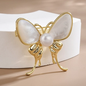 Broche Papillon Élégante en Cuivre Doré Avec Ailes en Nacre Blanche et Künstliche Perle de Culture Épinglette Bijoux Mode Femme