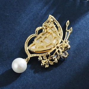 Eleganter Schmetterlings-Anstecknadel mit Perlmutt, weißer Perle und Zirkonia Akzenten