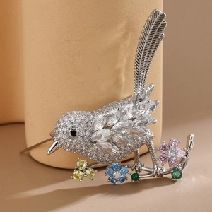 Détail de la broche oiseau en argent avec zircons micro-pavés et petites fleurs colorées