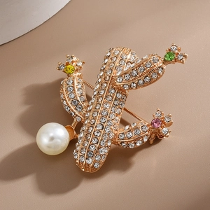 Broche cactus dorée élégante avec strass brillants, pierres colorées et une grande perle blanche