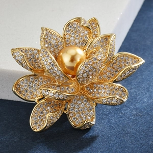 Exquisite goldene Lotos-Brosche mit weißem Zirkonia-Besatz und goldener Perlenverzierung